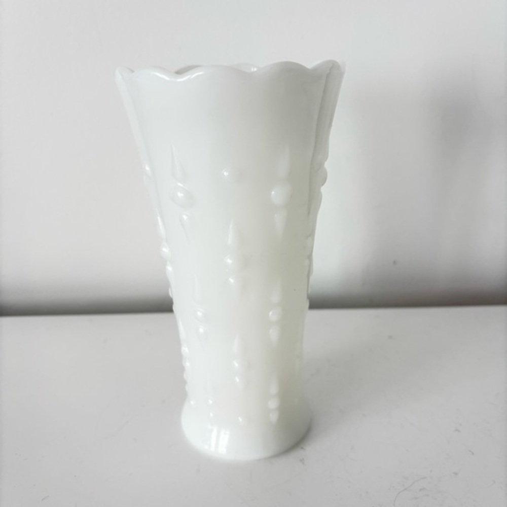 Vintage Anchor Hocking milk glass trumpet shaped vase scalloped edge teardrop
